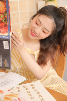 美女穿个性衣服的真人照片