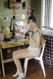 女生夹完腿为什么总是一跳一跳的